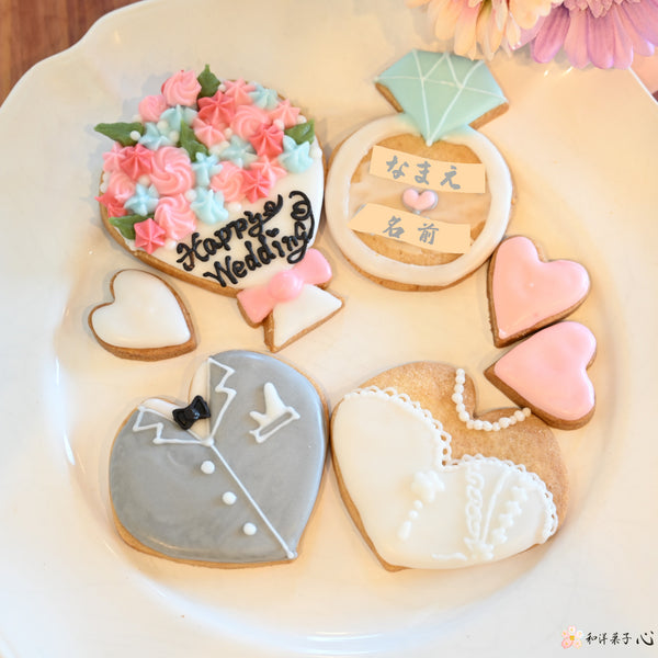 ウェディングアイシングクッキーの写真。新郎新婦、ハート、花束、指輪のアイシングクッキー写真